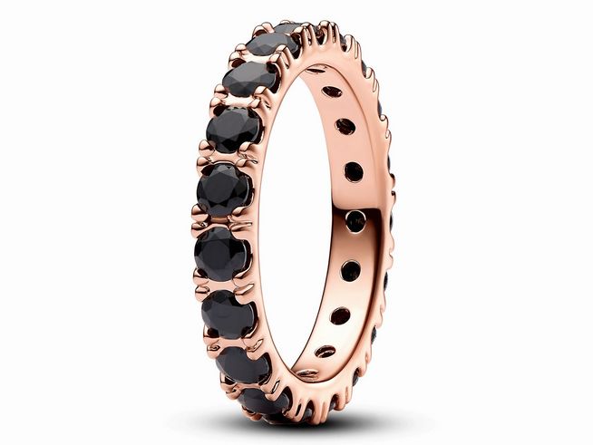 Der Roségold vergoldete Ewigkeitsring von Pandora in Größe 58 ist mit schwarzen funkelnden Steinen besetzt und zeigt ein elegantes, zeitloses Design, ideal für jeden Anlass.