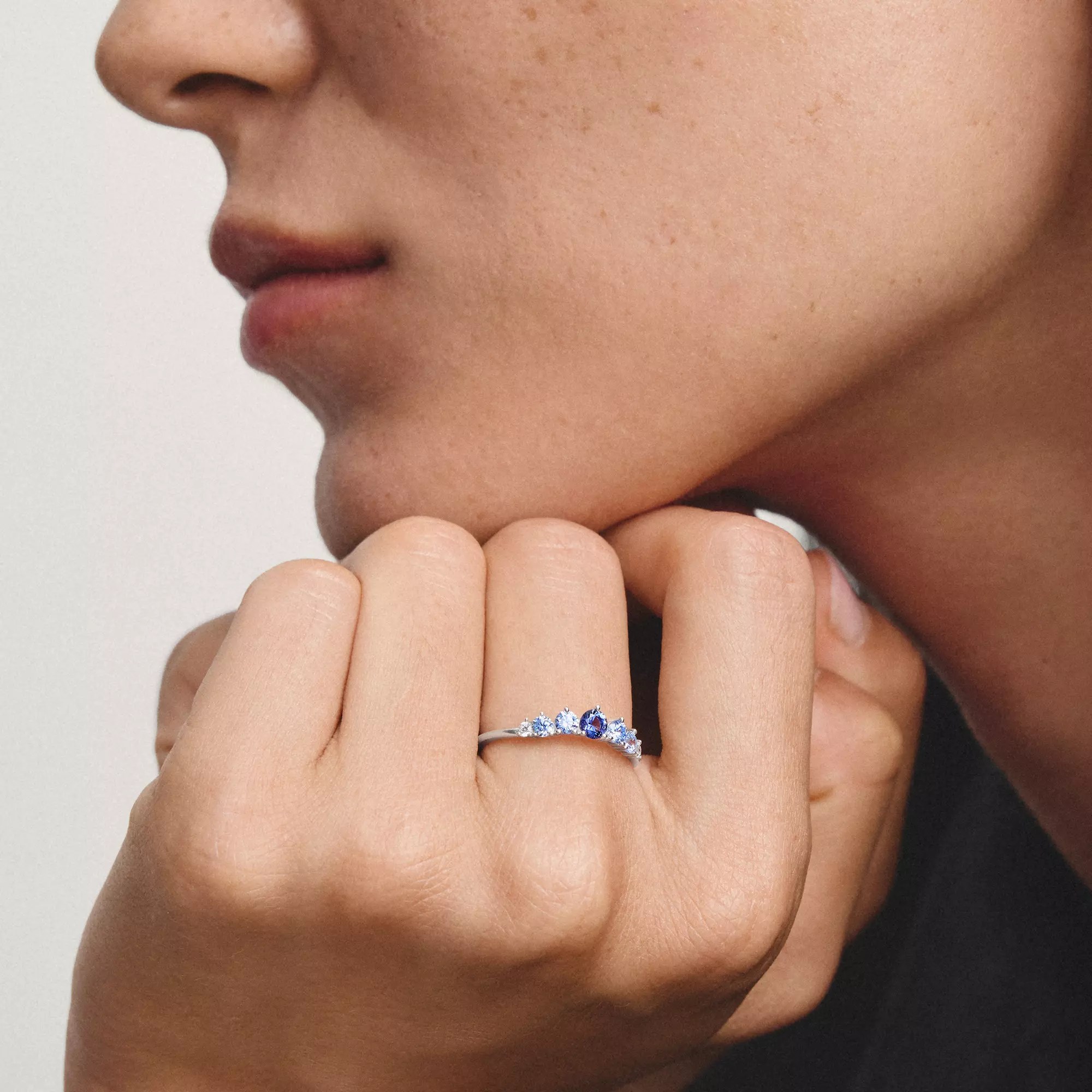 Thomas Sabo Ring mit blauen Steinen – Silber – Zirkonia – 5 mm hoch – Ansicht 4