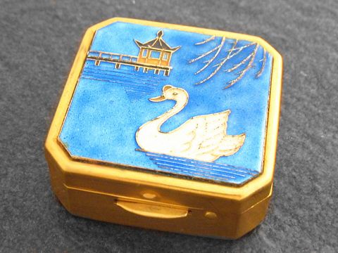 Multifunktionale Dose - Schwan, Hersteller: Juwelier Harnisch, ohne Stein, mit einem blauen Deckel und goldenen Details, die einen Schwan und eine Pagode darstellen.