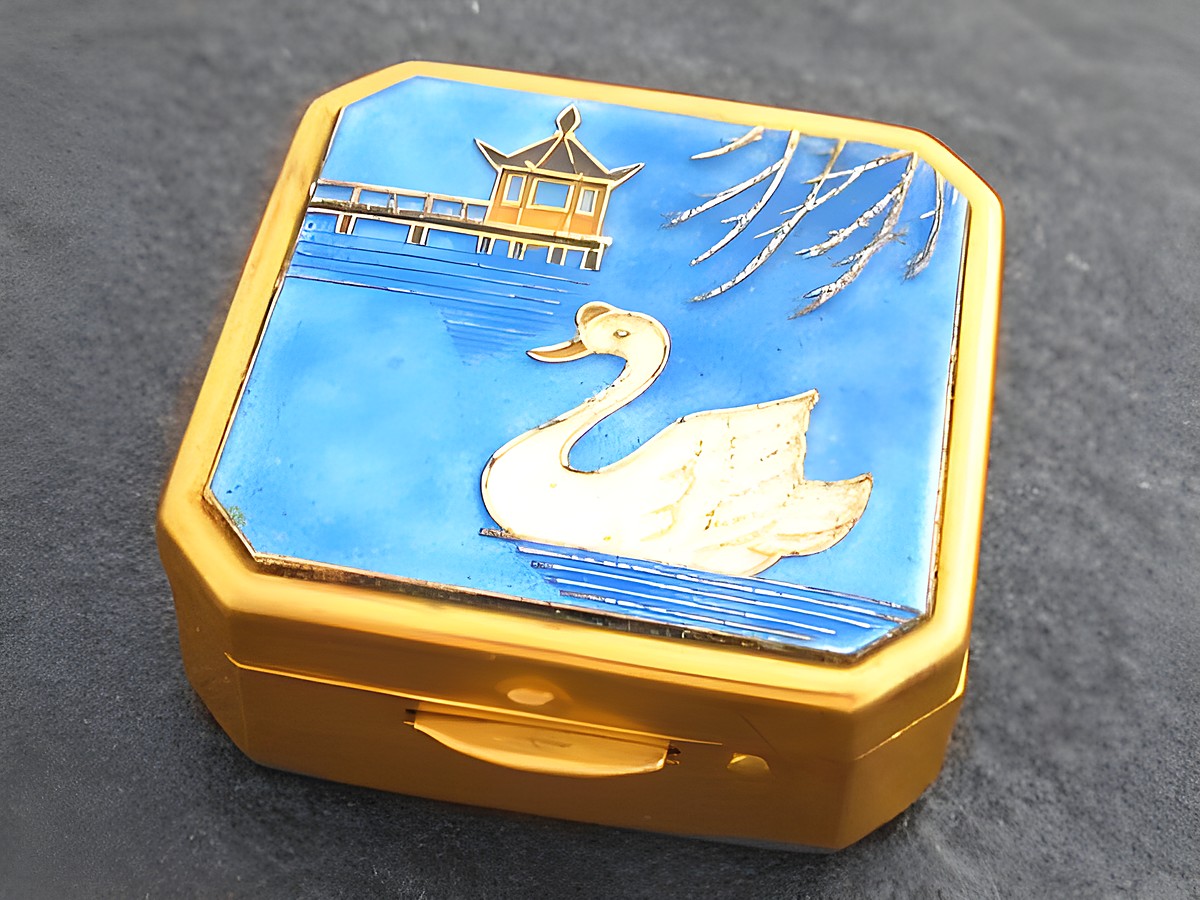 Multifunktionale Dose - Schwan, Hersteller: Juwelier Harnisch, ohne Stein, mit einem blauen Deckel und goldenen Details, die einen Schwan und eine Pagode darstellen.