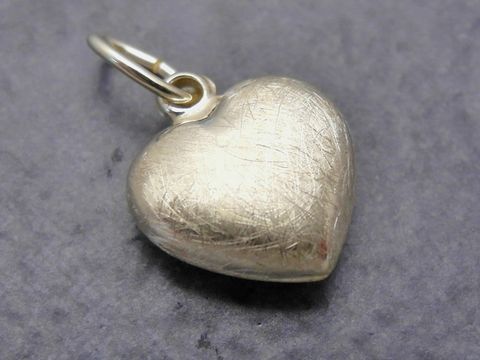 Herz Anhänger - Gold - eismattiert - 9,6 mm - plastisch, Hersteller: Juwelier Harnisch, stilvolles design mit feiner oberflächenstruktur und hochwertiger verarbeitung.