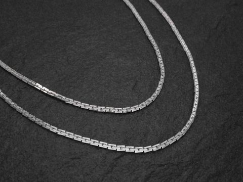 Versilberte zweireihige Kette in den Längen 80 cm und 88 cm von Juwelier Harnisch, elegant und glänzend, ideal als Schmuckstück für jeden Anlass.