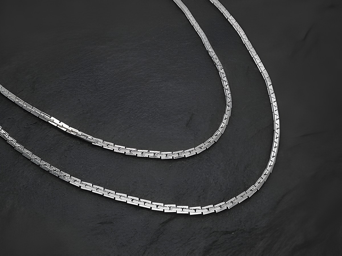 Versilberte zweireihige Kette in den Längen 80 cm und 88 cm von Juwelier Harnisch, elegant und glänzend, ideal als Schmuckstück für jeden Anlass.