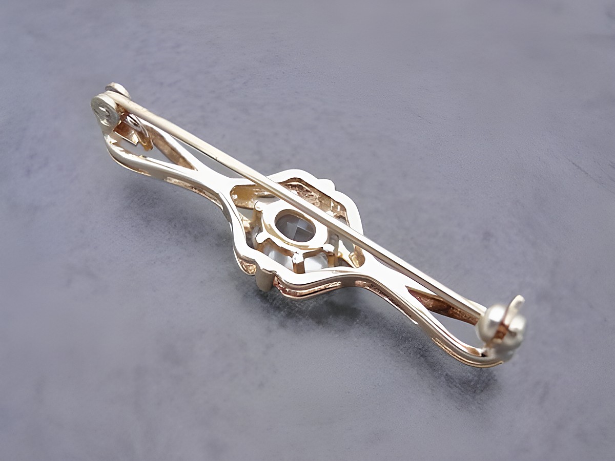 Gold auf Silber Brosche von Juwelier Harnisch, vornehm gestaltet mit Bergkristall, elegant und zeitlos, ideal für jede festliche Gelegenheit. Die Brosche vereint Kunst und Handwerk. – Ansicht 2