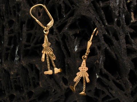 Ohrringe Hampelmann mit beweglichen Beinen aus Gold, Hersteller Juwelier Harnisch, Ohrhänger ohne Stein, verspielt und leicht.