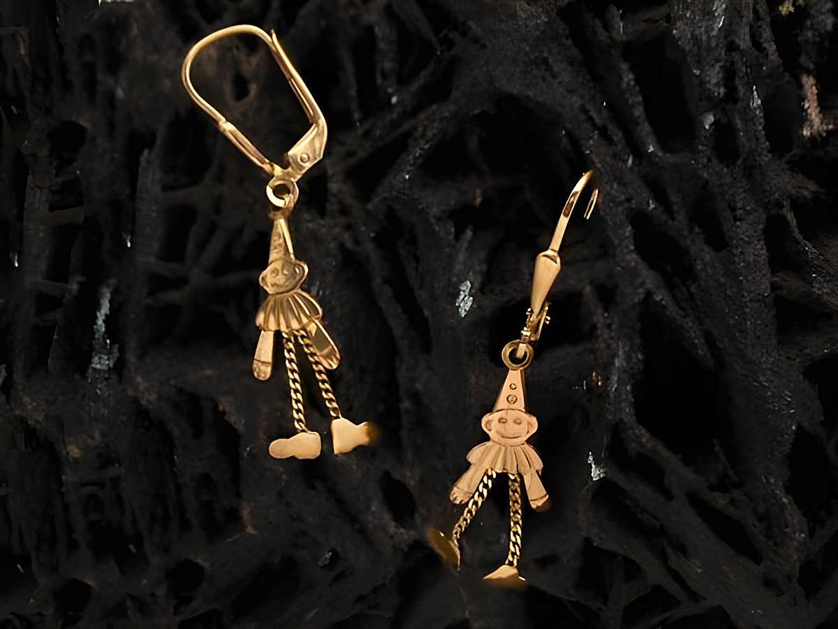 Ohrringe Hampelmann mit beweglichen Beinen aus Gold, Hersteller Juwelier Harnisch, Ohrhänger ohne Stein, verspielt und leicht.