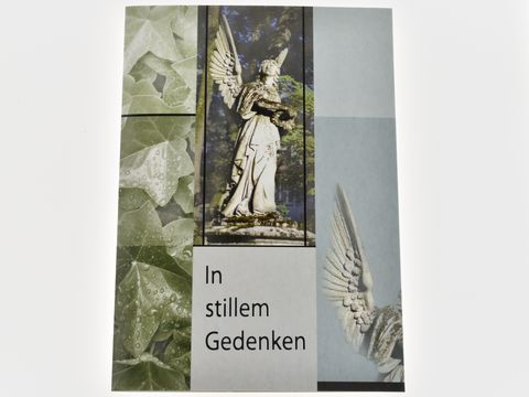 Eine elegante Trauerkarte mit dem Titel In stillem Gedenken, verziert mit Efeublättern und einer Engelsskulptur, hergestellt von Juwelier Harnisch, Trauerkarten.