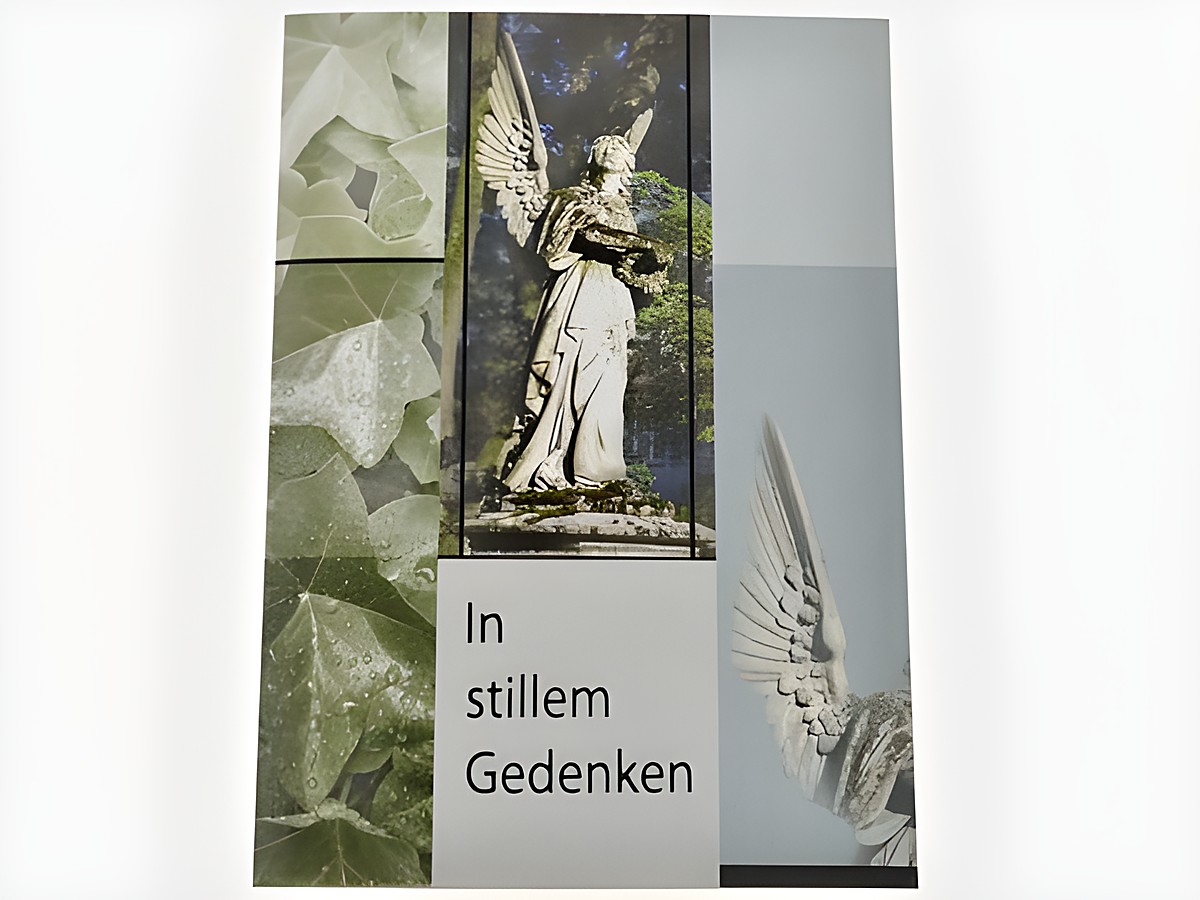 Eine elegante Trauerkarte mit dem Titel In stillem Gedenken, verziert mit Efeublättern und einer Engelsskulptur, hergestellt von Juwelier Harnisch, Trauerkarten.