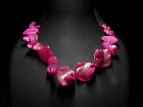 Perlmutt Kette in pink von Juwelier Harnisch, Länge 43,5-48 cm, bunt gestaltet, ideal für elegante Anlässe, außergewöhnliches Schmuckstück für besondere Akzente.