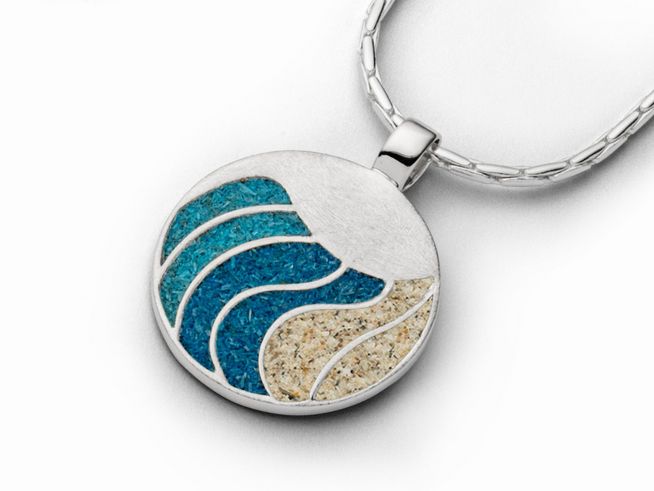 Sterling Silber Anhänger in rundem Design mit Wellenmotiv, gefertigt aus Strandsand und blauem Steinsand, von DUR. Schmuckstück mit feiner Verarbeitung und maritimem Flair.