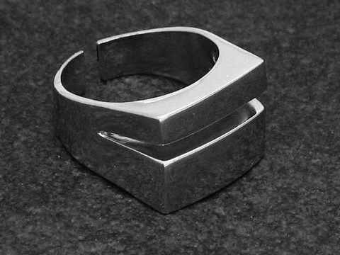 Silberring in modernem Design, wenig verstellbar, Hersteller Juwelier Harnisch, ohne Stein, rhodiniert, zeigt eine einzigartige Form mit geschwungenen Linien.