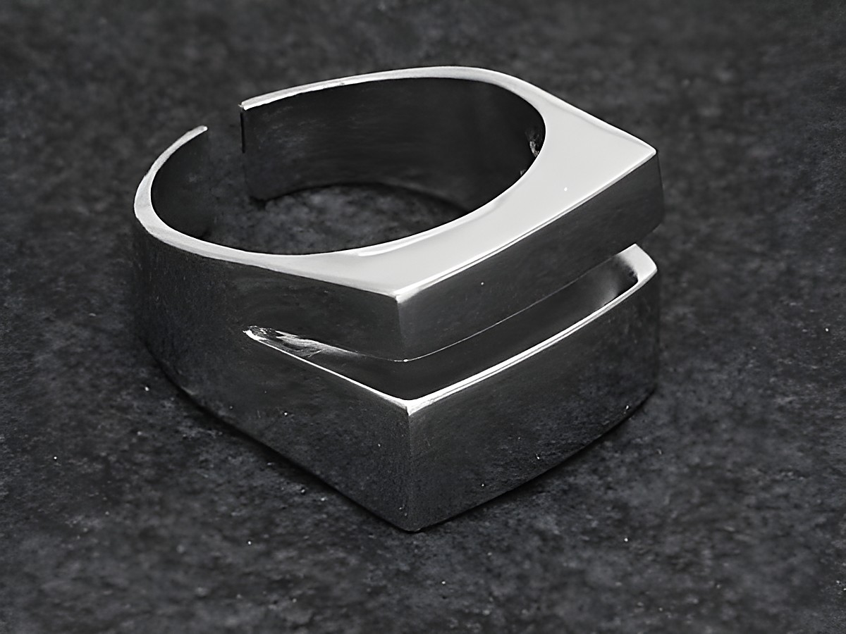 Silberring in modernem Design, wenig verstellbar, Hersteller Juwelier Harnisch, ohne Stein, rhodiniert, zeigt eine einzigartige Form mit geschwungenen Linien.