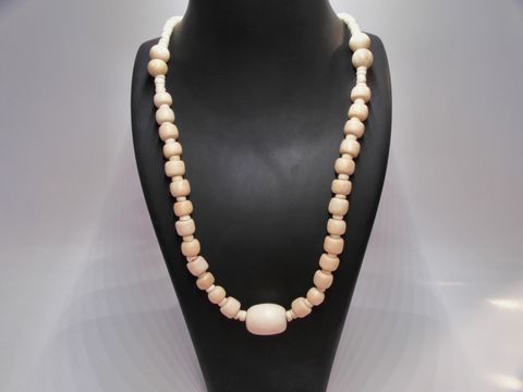 Holzkette Multiform 22 mm naturbraun 60 cm aus Holzschmuck von Juwelier Harnisch, zeigt eine vielfältige Anordnung von Holzperlen in verschiedenen Formen und Tönen auf einer Darstellung.