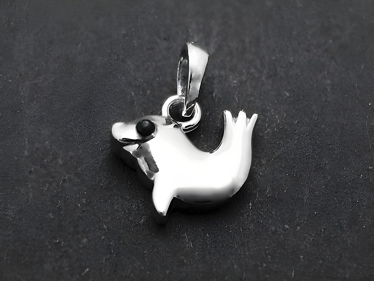 Robbe Silber Anhänger rhodiniert in schwarz, stilisierte Form eines Seehundes, geeignet für Kinder, Hersteller Juwelier Harnisch, elegantes und verspieltes Design.