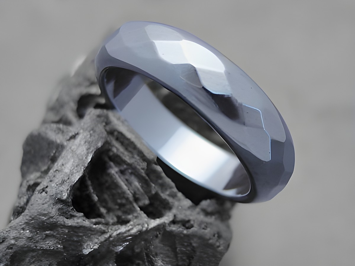 Steinring facettiert aus echtem Hämatin in anthrazit, Größe 61, Hersteller Juwelier Harnisch, bis Größe 60. Der Ring zeigt eine glänzende Oberfläche und eine moderne Form.