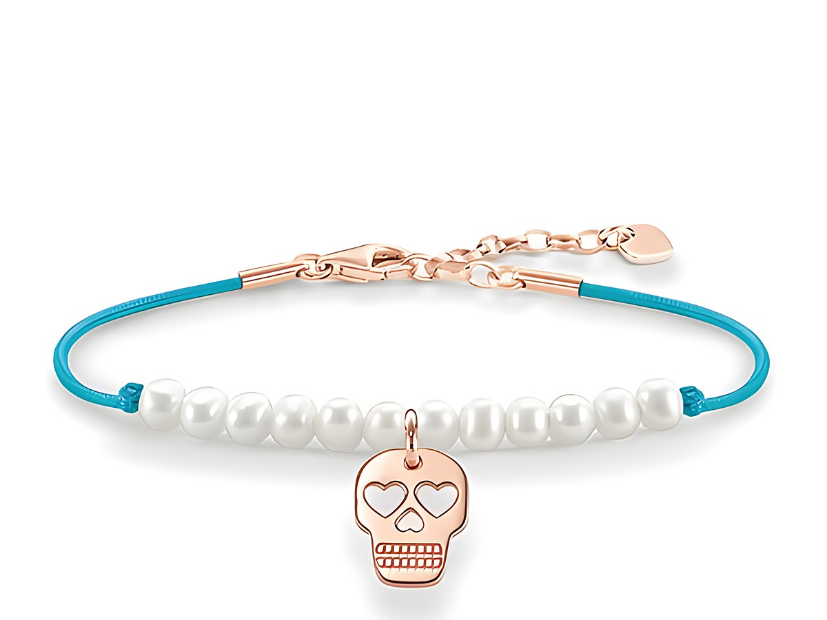 Silbernes Armband von Thomas Sabo mit Zuchtperlen und roségoldener Totenkopfanhänger, gefertigt aus Nylon in Weiß, verstellbar von 16,5 bis 19,5 cm.