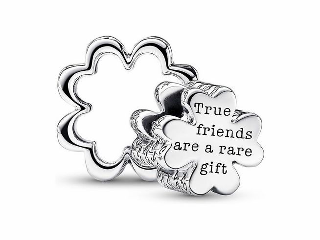 Teilbares vierblättriges Kleeblatt Charm von Pandora aus Sterling Silber mit grünem Kristall, das als Glücksbringer dient und Freude symbolisiert.