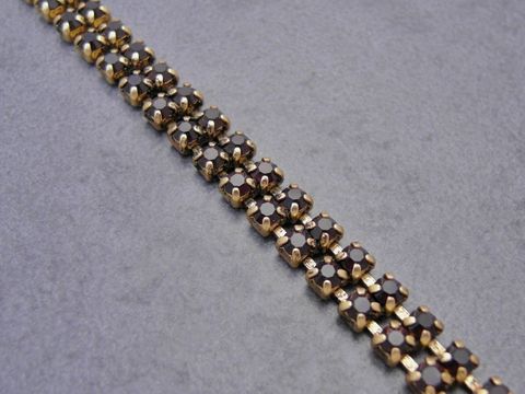 Strass Armband in granatroter Farbe, verführerischer Strassschmuck, geeignet für Handgelenke von 19,5 bis 21,5 cm, hergestellt von Juwelier Harnisch, ideal für jeden Anlass.