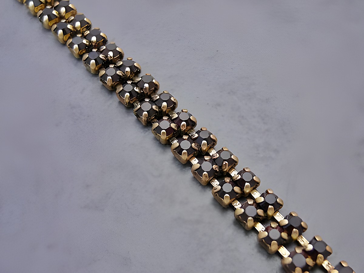 Strass Armband in granatroter Farbe, verführerischer Strassschmuck, geeignet für Handgelenke von 19,5 bis 21,5 cm, hergestellt von Juwelier Harnisch, ideal für jeden Anlass.