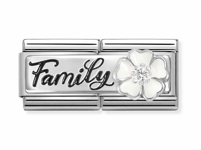 Silberner Nomination Classic Charm mit dem Schriftzug Family und einer weißen Blume, verziert mit Zirkonia und Emaille, für eine elegante und persönliche Note.