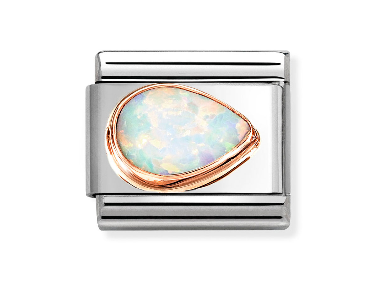 Facettierter Tropfen-Edelstein in Weißopal, umrahmt von einer besonderen Roségold-Fassung, platziert auf einem silberfarbenen Untergrund, elegant und ansprechend.