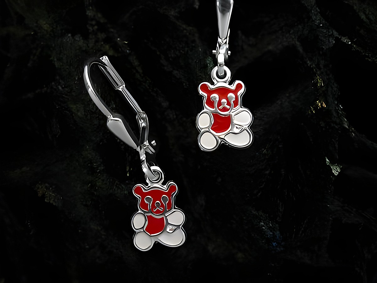 Teddy emaillierter Sterling Silber Anhänger von Juwelier Harnisch für Kinder, zeigt einen niedlichen Bären mit roter und silberner Farbgebung, ideal als Schmuckstück für junge Mädchen.