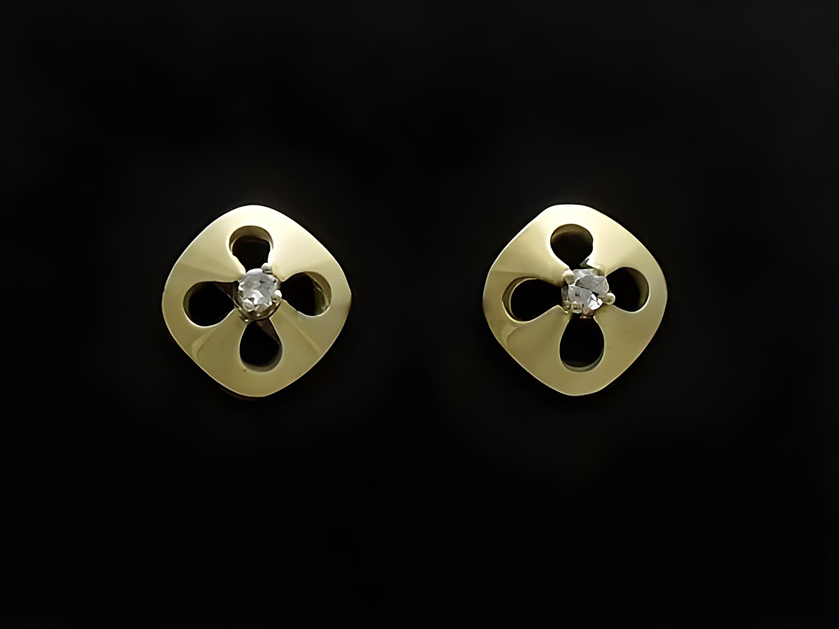Gold Ohrstecker elegant mit Diamant 0,06 ct. W/Si, hergestellt von Juwelier Harnisch, Brillant und Diamant, stilvolles Design in Form einer Blüte.