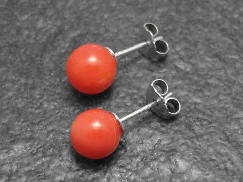 Silber Ohrringe mit echtem Korallenstein in 8mm Durchmesser, gefertigt von Juwelier Harnisch, stilvolles Design für elegante Anlässe.
