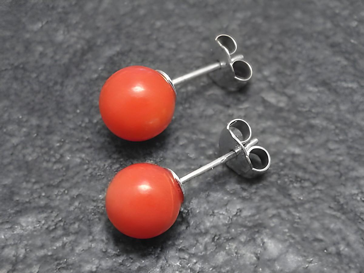 Silber Ohrringe mit echtem Korallenstein in 8mm Durchmesser, gefertigt von Juwelier Harnisch, stilvolles Design für elegante Anlässe.