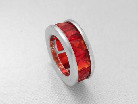 Taufring Memorie 925 Sterling Silber in rot mit facettierten roten Steinen, ideal zur Taufe, produziert von Juwelier Harnisch, elegantes Design für besondere Anlässe.