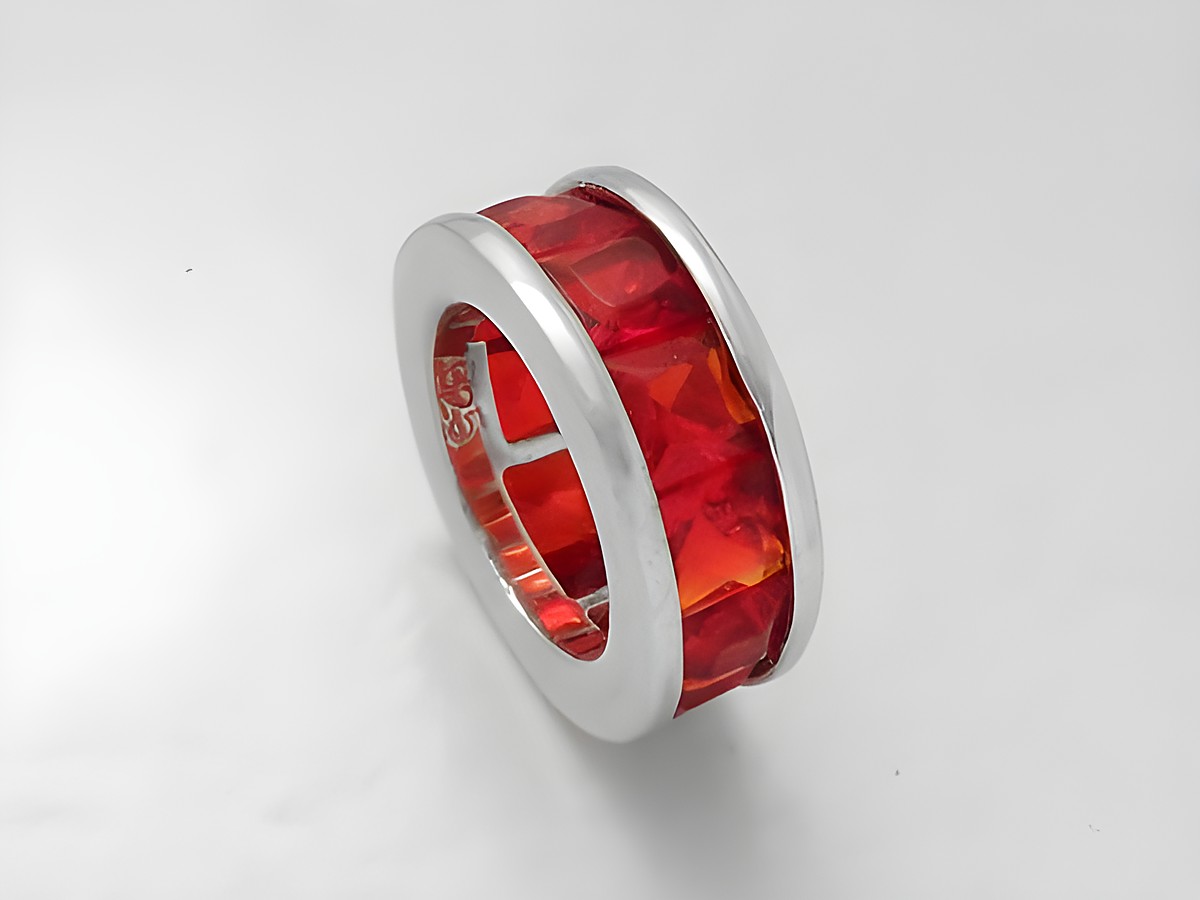 Taufring Memorie 925 Sterling Silber in rot mit facettierten roten Steinen, ideal zur Taufe, produziert von Juwelier Harnisch, elegantes Design für besondere Anlässe.