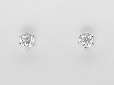 Weiße Gold Ohrringe in Krappenfassung mit fantastischen Brillanten von 0,30 ct W/Si als Stecker, Hersteller Juwelier Harnisch, elegantes Schmuckstück.