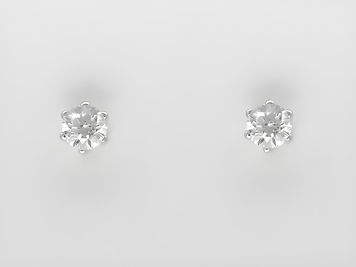 Weiße Gold Ohrringe in Krappenfassung mit fantastischen Brillanten von 0,30 ct W/Si als Stecker, Hersteller Juwelier Harnisch, elegantes Schmuckstück.