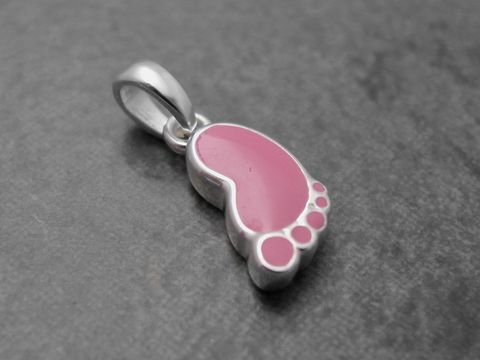 Babyfußabdruck Anhänger aus Sterling Silber mit pinkem Lack, niedlich gefertigt vom Juwelier Harnisch, ideal für Kinder.
