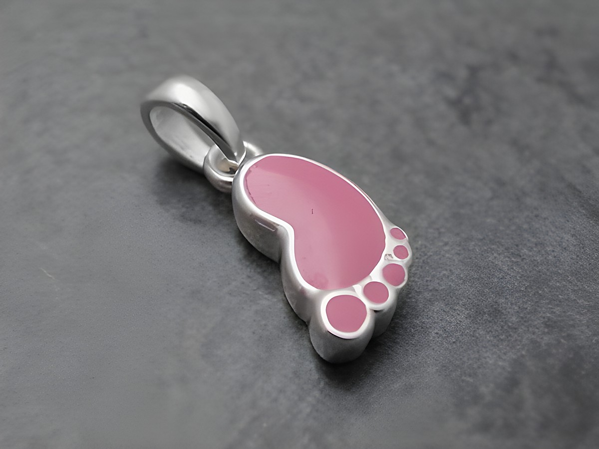 Babyfußabdruck Anhänger aus Sterling Silber mit pinkem Lack, niedlich gefertigt vom Juwelier Harnisch, ideal für Kinder.