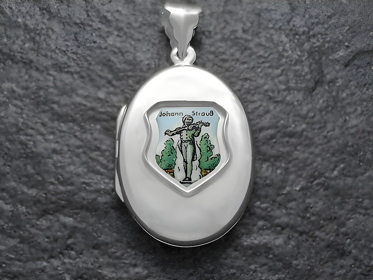 Silbernes Medaillon mit Farbdarstellung des Johann Strauß Denkmals aus dem Stadtpark in Wien, Hersteller Juwelier Harnisch, Europa Medaillons, elegantes Design und hochwertige Verarbeitung.