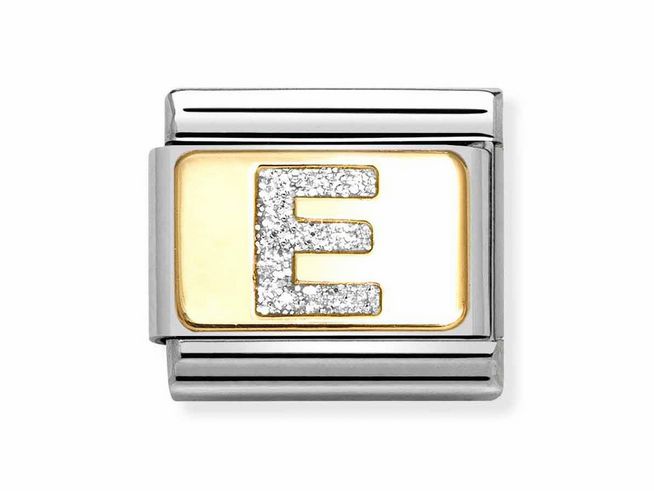 Buchstabe E in Silber mit Glitzer auf einer Emailleplatte, umrandet von Gelbgold und Edelstahl, geeignet für das Nomination Armband, funkelnd und elegant.