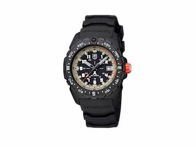 Luminox Uhr XB.3731 Bear Grylls Survival in Carbonox mit einem Durchmesser von 43 mm. Das Ziffernblatt ist schwarz und enthält helle Ziffern sowie eine orangefarbene Krone. Ideal für Abenteuer.