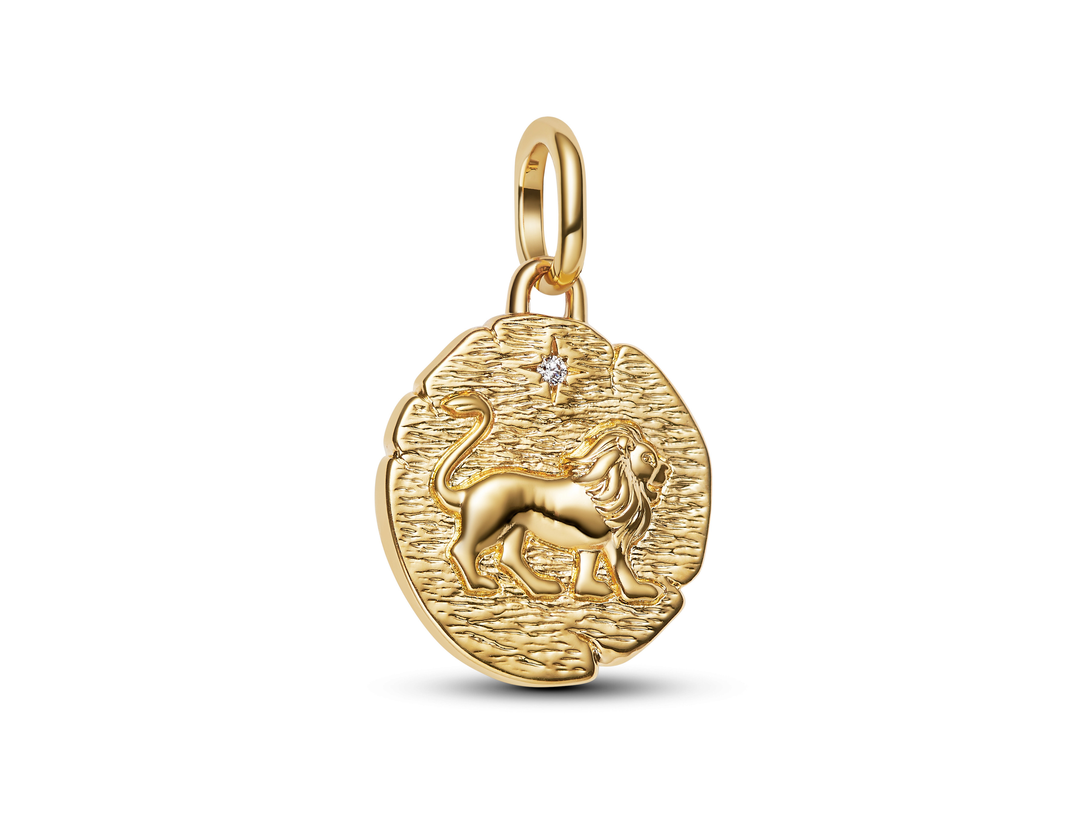 Löwen Medaillon-Charm aus gelbgold vergoldetem Metall, verziert mit Zirkonia, zeigt einen detaillierten Löwen auf einer texturierten Hintergrundfläche, Hersteller Pandora.