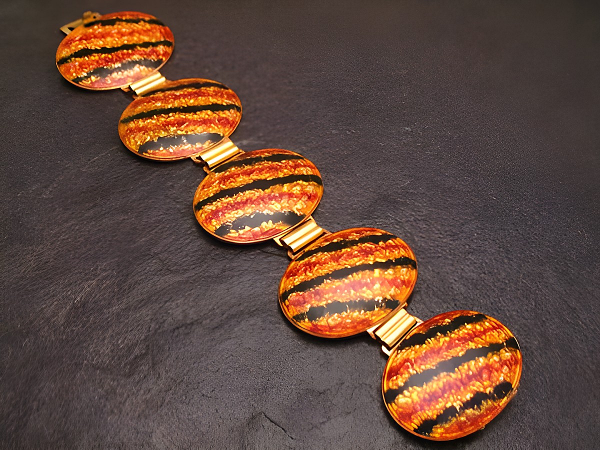 Armband 19 cm GERMANY schwarz-rot-gold aus Emaille, Hersteller Juwelier Harnisch, Deutschland Fanartikel, zeigt eine bunte, ansprechende Musterung, ideal für Sportfans und besondere Anlässe.