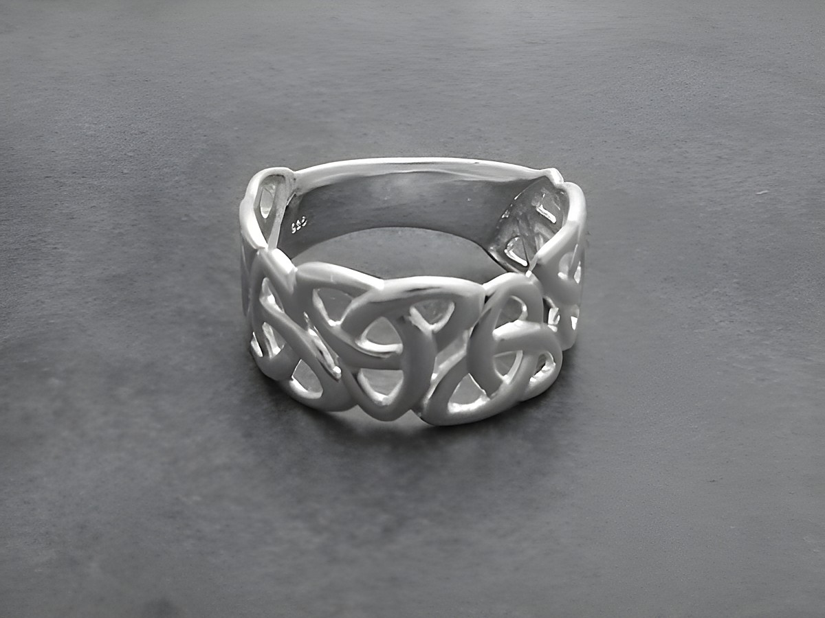 Triade Ring Celtic aus 925 Sterling Silber in Größe 50, hergestellt von Juwelier Harnisch. Der Ring zeigt ein schönes, durchbrochenes Design mit keltischen Mustern.