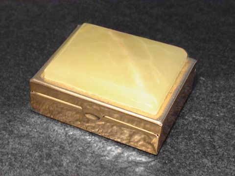 Multifunktionale Dose mit grünem Achat Stein, Hersteller Juwelier Harnisch, elegante und dekorative Aufbewahrungslösung, ideal für Schmuck oder andere wertvolle Gegenstände.