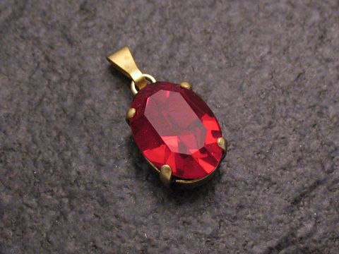 Roter Strass Anhänger im Oval mit goldfarbener Fassung, passend für einen sexy City Look, Hersteller: Juwelier Harnisch, ideal für weitere Schmuckkreationen als Strass Anhänger.