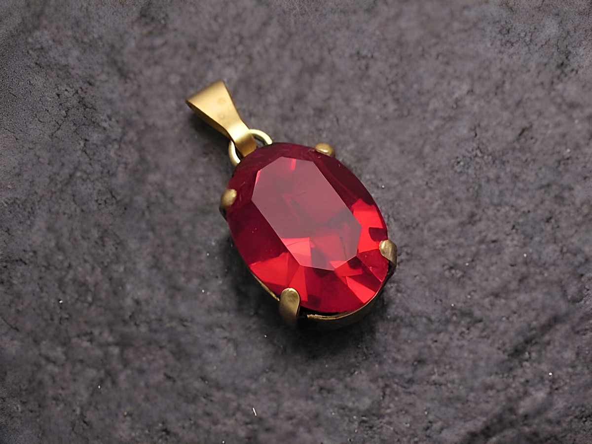 Roter Strass Anhänger im Oval mit goldfarbener Fassung, passend für einen sexy City Look, Hersteller: Juwelier Harnisch, ideal für weitere Schmuckkreationen als Strass Anhänger.