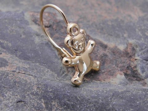 Ein unisex Ohrstecker in Form eines verspielten Teddybären aus Gold, hergestellt von Juwelier Harnisch, Einzelstück, ideal für eine liebevolle und charmante Note.