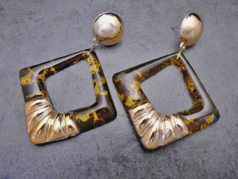 Bunte viereckige Ohrringe aus Modeschmuck mit goldfarbenen Elementen, designed von Juwelier Harnisch, inklusive Ear Cuffs für einen modernen Look.