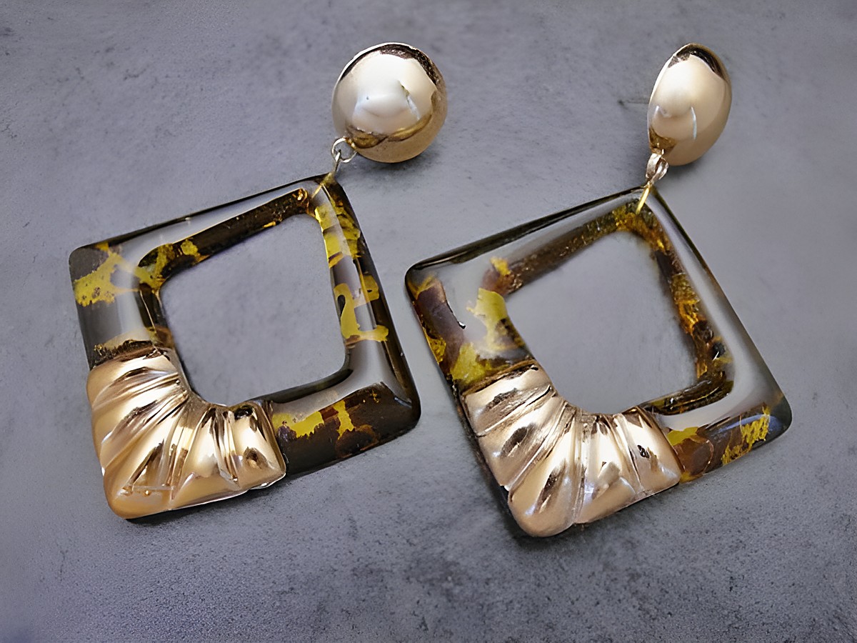 Bunte viereckige Ohrringe aus Modeschmuck mit goldfarbenen Elementen, designed von Juwelier Harnisch, inklusive Ear Cuffs für einen modernen Look.