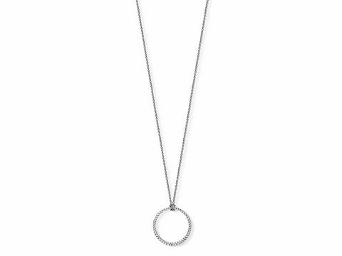 Schlichte Thomas Sabo Kette aus der Charm Club Kollektion mit einem Durchmesser von etwa 90 cm und einem runden Anhänger im Vintage Rebel Design.