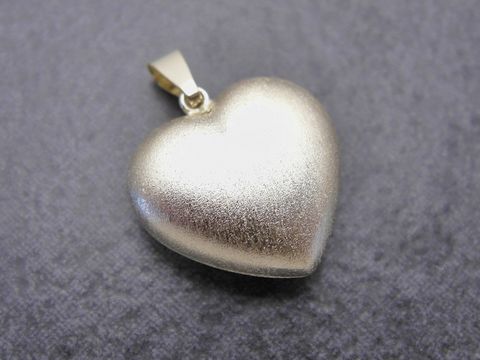 Ein ausdrucksstarker goldener Herzanhänger von Juwelier Harnisch, plastisch gestaltet, glänz Oberfläche, ideal als edles Accessoire oder Geschenk.