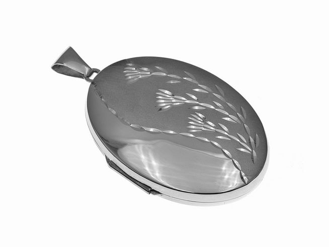 Ovaler Medaillon Anhänger aus Sterling Silber von Juwelier Harnisch mit feiner floral gravierter Oberfläche und einer glänzenden, polierten Rückseite.